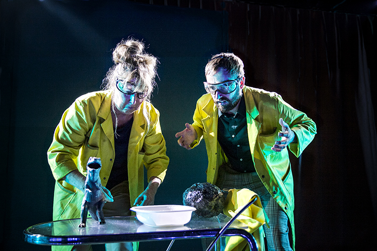 Foto på doktor Andersson och doktor Bloom utför ett experiment.