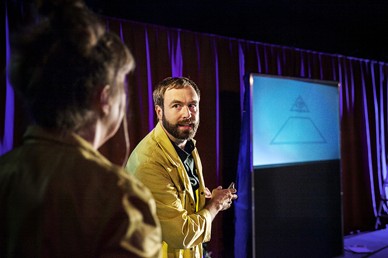 Foto på doktor Andersson och doktor Bloom som föreläser om Illuminati.